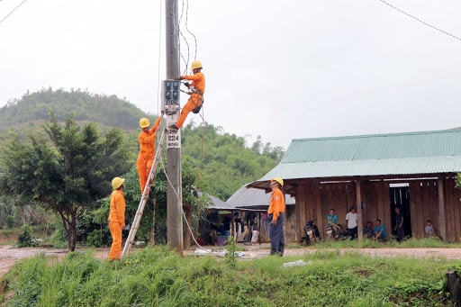 Điện lực Lào Cai tăng cường kiểm tra hệ thống truyền tải điện bảo đảm cung cấp điện cho khách hàng mùa nắng nóng