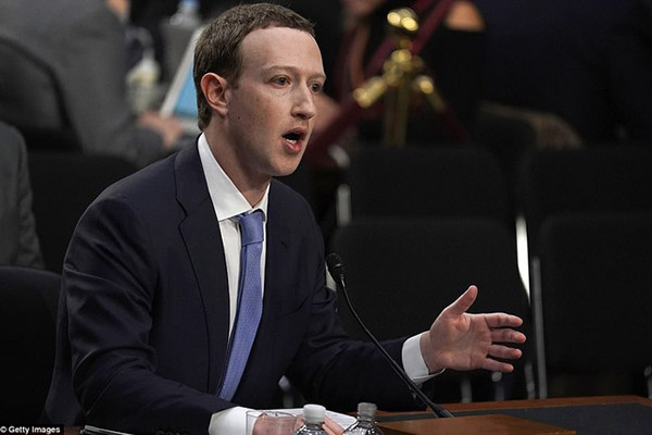 Ông chủ Facebook Mark Zuckerberg trong phiên điều trần trước 