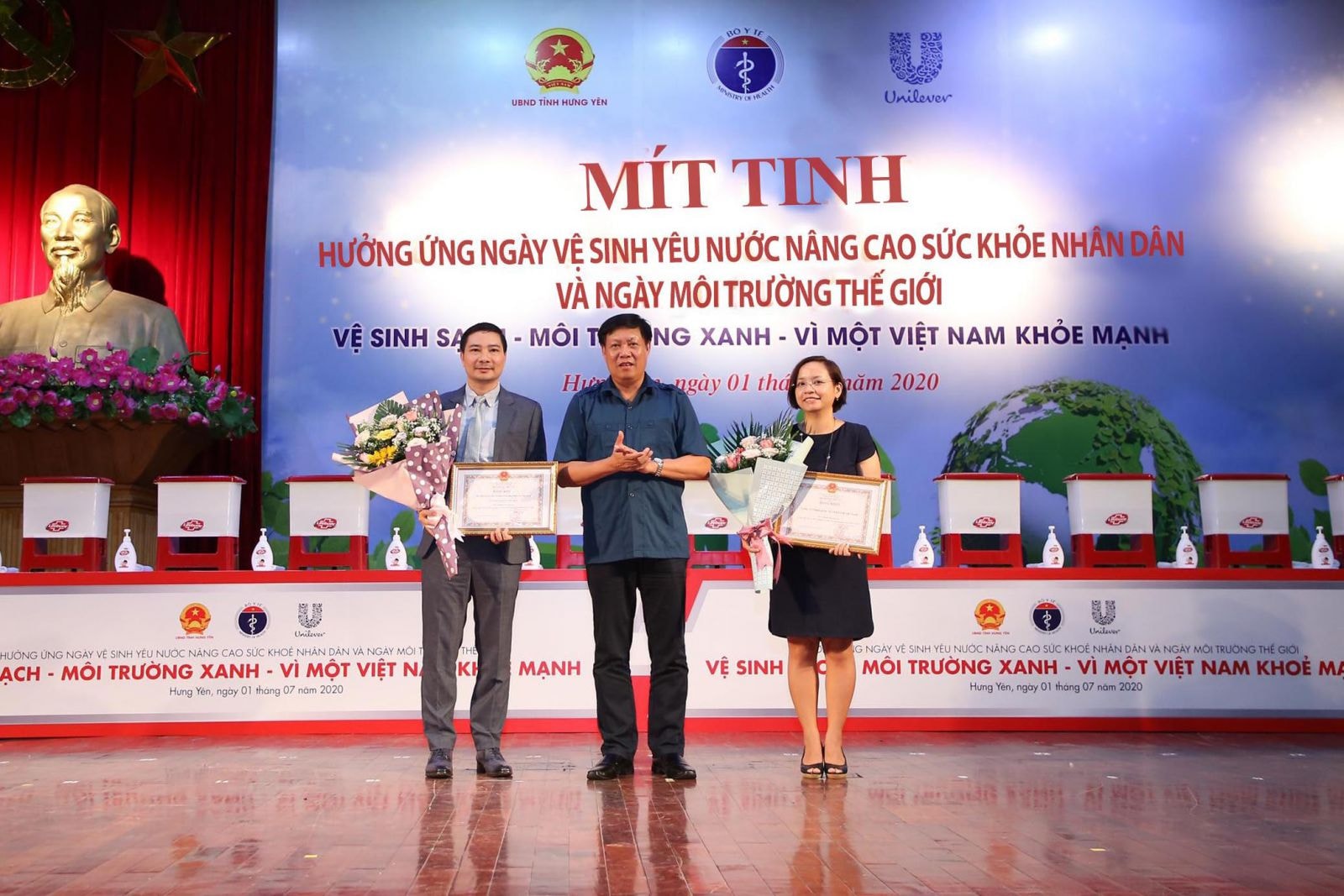 Đại diện Unilever Việt Nam Ông Đỗ Thái Vương nhận bằng khen và kỷ niệm chương từ Bộ Y tế Đại diện Unilever Việt Nam