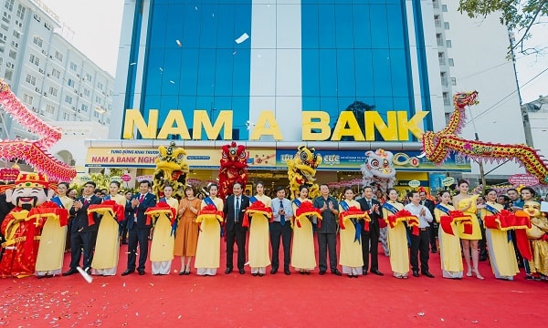 Nghi thức cắt băng khai trương Nam A Bank Nghệ An.