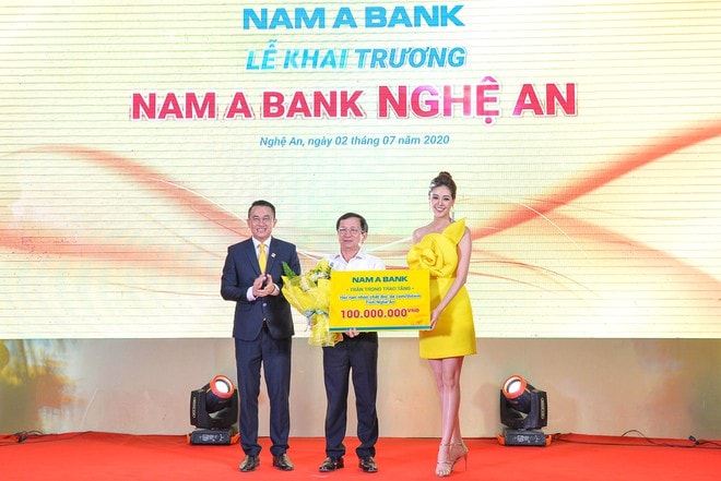 Đại sứ Nam A Bank – Hoa hậu Hoàn vũ Việt Nam 2019 Nguyễn Trần Khánh Vân trao tặng 100 triệu đồng đến Hội nạn nhân chất độc da cam tỉnh Nghệ An.