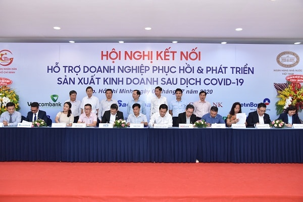 đại diện các ngân hàng ký kết hợp đồng tín dụng nhằm hỗ trợ doanh nghiệp phục hồi và phát triển kinh doanh sau dịch Covid-19.