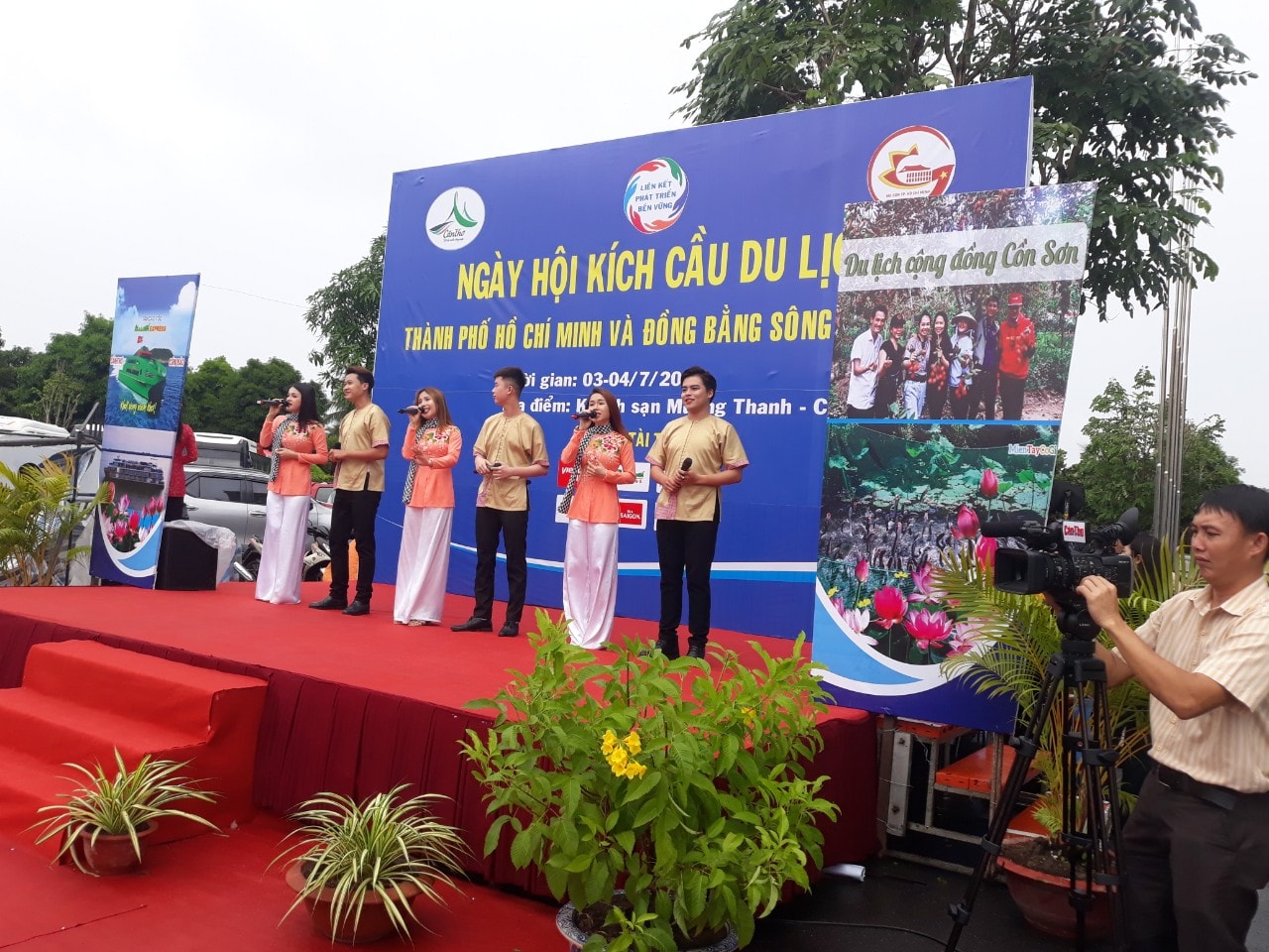 Văn nghệ trước Khai mạc Ngày hội du lịch ĐBSCL.