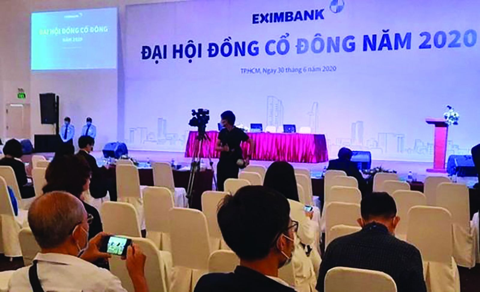 Đại hội cổ đông (ĐHCĐ) bất thường của Eximbank buộc phải hủy vì không đủ số lượng cổ đông tham dự.