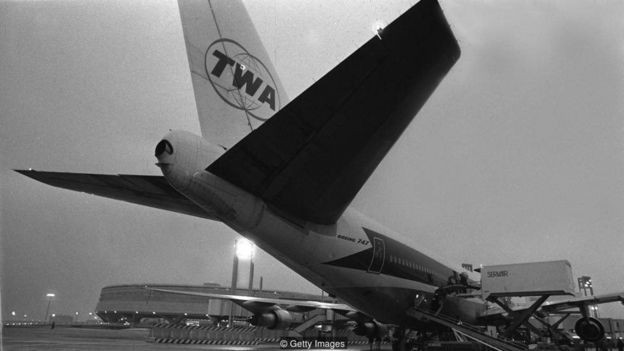 Chiếc Boeing 747 đầu tiên được ra mắt trước đám đông hàng ngàn người vào ngày 30/9/1968, tại xưởng Everett, Seattle, Mỹ.