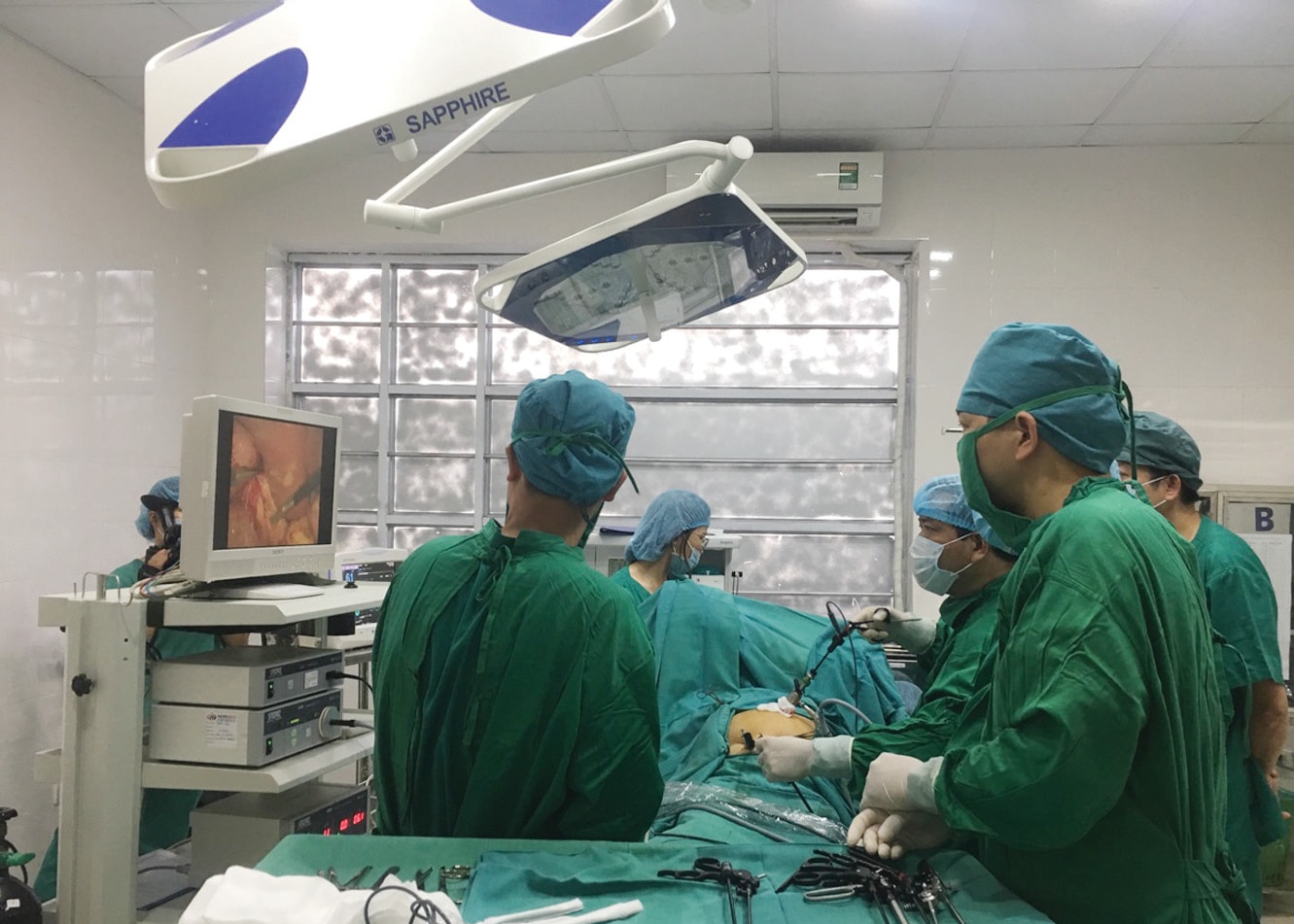  Các Bác sỹ của TTYT huyện Bắc Sơn đang thực hiện kỹ thuật mổ nội soi cho bệnh nhân