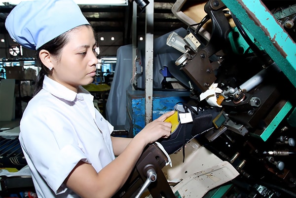 Công nhân sử dụng máy tạo khuôn tại công ty giày Phúc Yên. Ảnh: Khánh Linh
