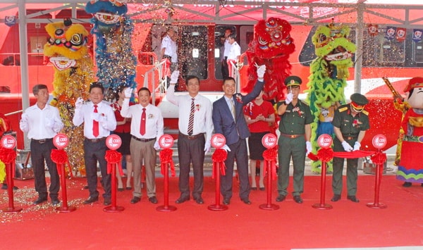 Các đại biểu thực hiện nghi thức cắt băng khai trương.