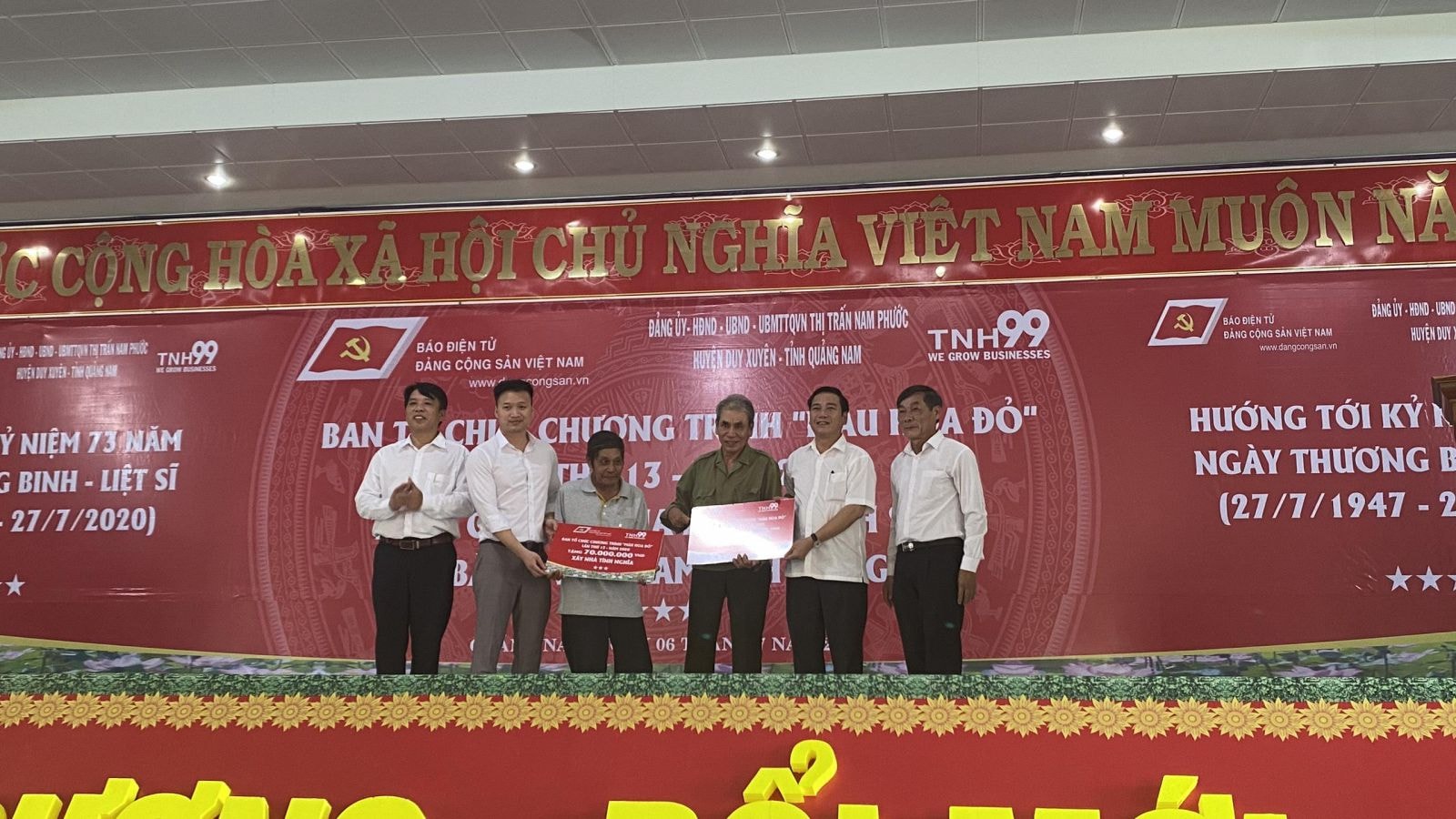 Ban Tổ chức trao quà cho các gia đình chính sách tại Quảng Nam