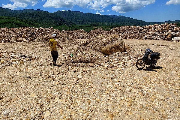 Phần mộ của người thân ông Lê Công Định nằm giữa bãi tập kết đá của công ty TNHH Đầu tư và phát triển nông lâm Quảng Nam