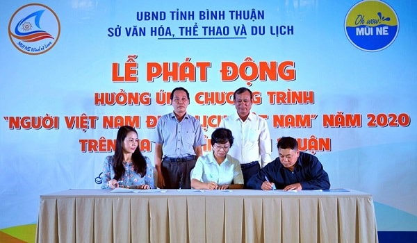 Lãnh đạo ngành Du lịch hai địa phương ký kết hợp tác kích cầu du lịch.