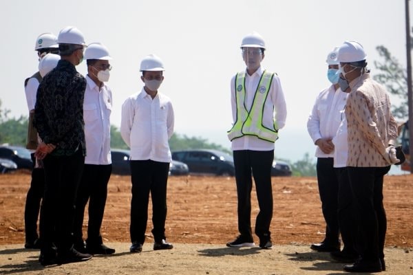 Tổng thống Widodo đang thị sát một khu vực đặt nhà máy của doanh nghiệp FDI