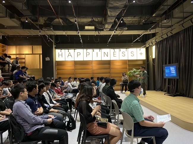 Hình ảnh buổi chia sẻ định hướng cho các bạn trẻ tại Happitopia Hub