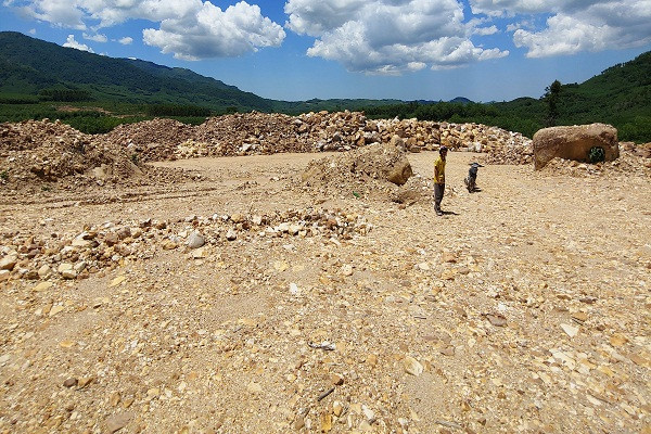 Bãi tập kết đá của Công ty TNHH Đầu tư phát triển nông lâm Quảng Nam