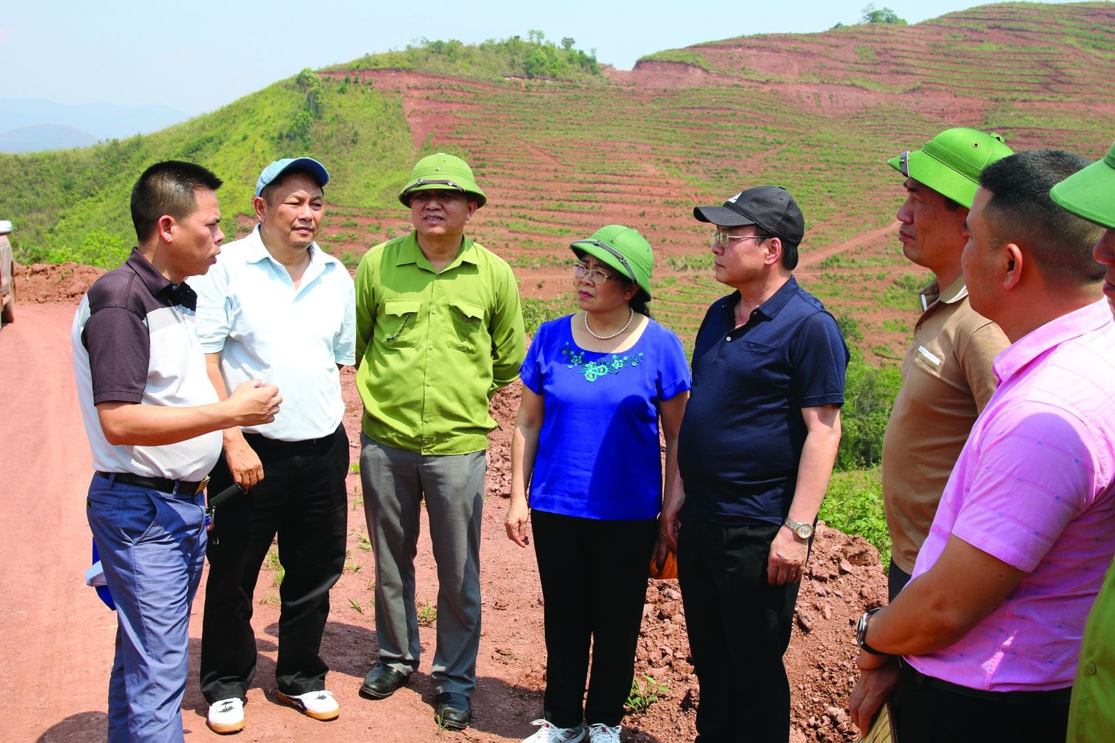 Ông Mùa A Sơn, Chủ tịch UBND tỉnh Điện Biên trao đổi với chủ đầu tư dự án trồng cây Mắc Ca công nghệ cao tại huyện Mường Nhé.