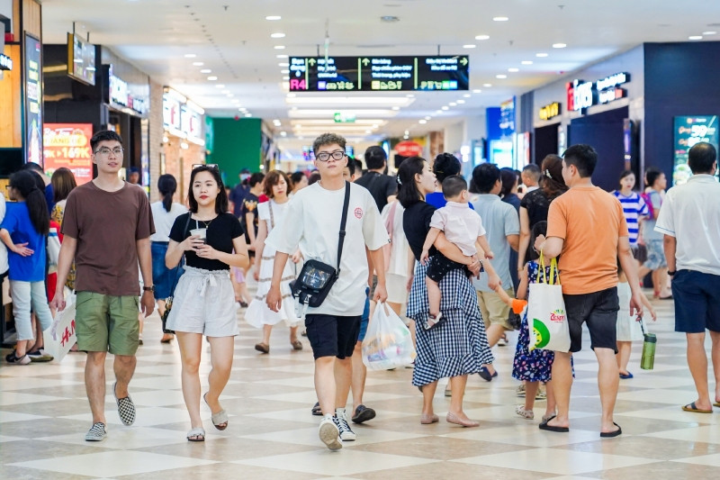 ngay trong cuối tuần đầu tiên, các TTTM Vincom đã chật ních người ngay trong ngày đầu Lễ hội mua sắm