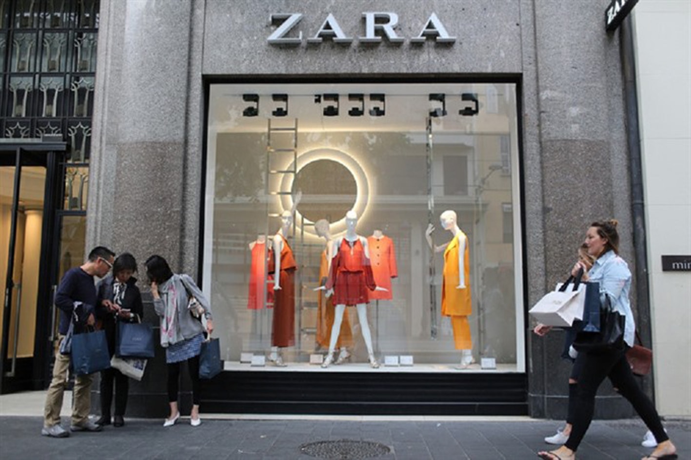 Inditex- công ty mẹ của nhà bán lẻ Zara, vừa tuyên bố sẽ đóng cửa từ 1.000- 2.000 cửa hàng Zara trong vòng 2 năm tới.