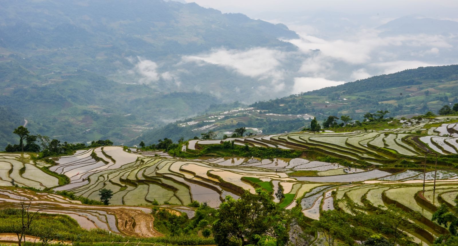 Từ bao đời nay, đồng bào Dao Tiền ở xã Hồng Thái, bằng đôi tay khéo léo, cần cù đã khắc tạc giữa đất trời những kiệt tác ruộng bậc thang tựa như những bức tranh thiên nhiên kỳ thú, hữu tình.