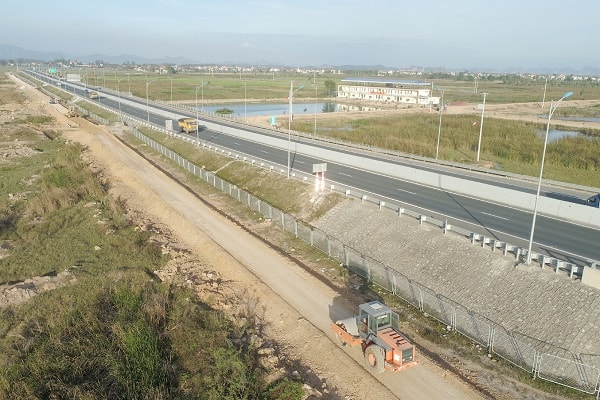 Tuyến cao tốc Hạ Long - Hải Phòng và cầu Bạch Đằng được ví như “thỏi nam châm” hút đầu tư vào thị xã Quảng Yên