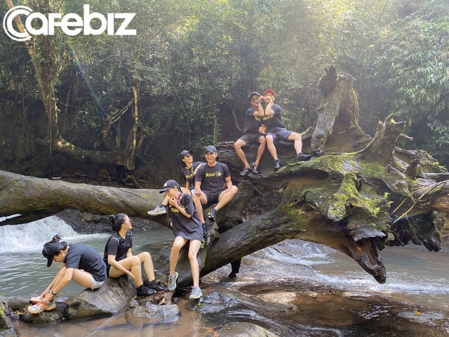 Team BiTour trong một chuyến đi về rừng.