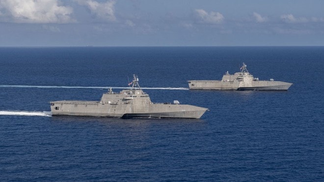 Tàu USS Montgomery (trái) và tàu USS Gabrielle Giffords trên Biển Đông