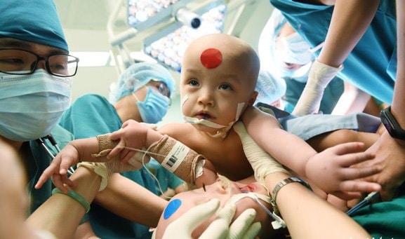 2 bé Diệu Nhi - Trúc Nhi