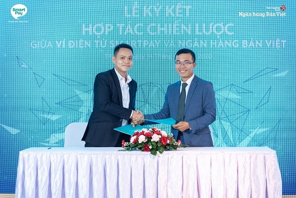 Ngân hàng Bản Việt và Công ty TNHH Thương mại Dịch vụ mạng lưới Thông Minh (Smartnet) chính thức ký kết hợp tác trở thành đối tác chiến lược để triển khai tiện ích gửi tiết kiệm trực tuyến thông qua ví điện tử SmartPay