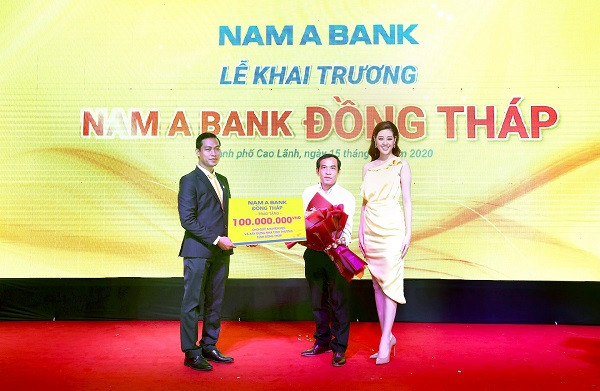 Nam A Bank trao tặng 100 triệu đồng đến Qũy Khuyến học và xây dựng nhà tình thương cho hộ gia đình có hoàn cảnh khó khăn. 