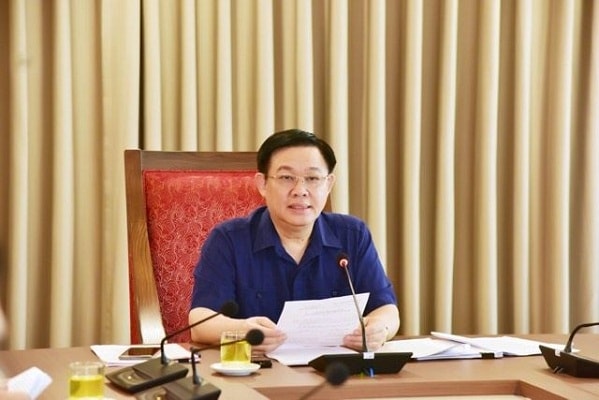 Bí thư Thành ủy Vương Đình Huệ yêu cầu, trong 6 tháng cuối năm 2020, song song với việc tập trung khắc phục những hạn chế tồn tại nêu trên, Ban Chỉ đạo và các cấp, các ngành thành phố tiếp tục tổ chức thông tin, truyền thông thật tốt các nhiệm vụ phòng, chống tham nhũng, thực hành tiết kiệm, chống lãng phí. Ảnh: Thành Chung