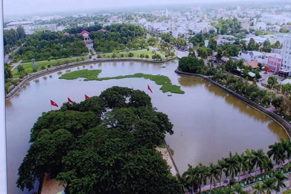 ông Phan Văn Thương - Bí thư Thành ủy Cao Lãnh, cho hay: Điểm nổi bật là Thành phố đạt đô thị loại II và hoàn thành nhiệm vụ xây dựng nông thôn mới. Kinh tế Thành phố duy trì tốc độ tăng trưởng khá, tổng giá trị sản xuất trên địa bàn của một số ngành chủ yếu tăng bình quân 6,57%/năm, công nghiệp - xây dựng tiếp tục phát huy vai trò động lực, Cao Lãnh chuyển dần tư duy sản xuất nông nghiệp hàng hóa giản đơn sang nông nghiệp đô thị thông minh.