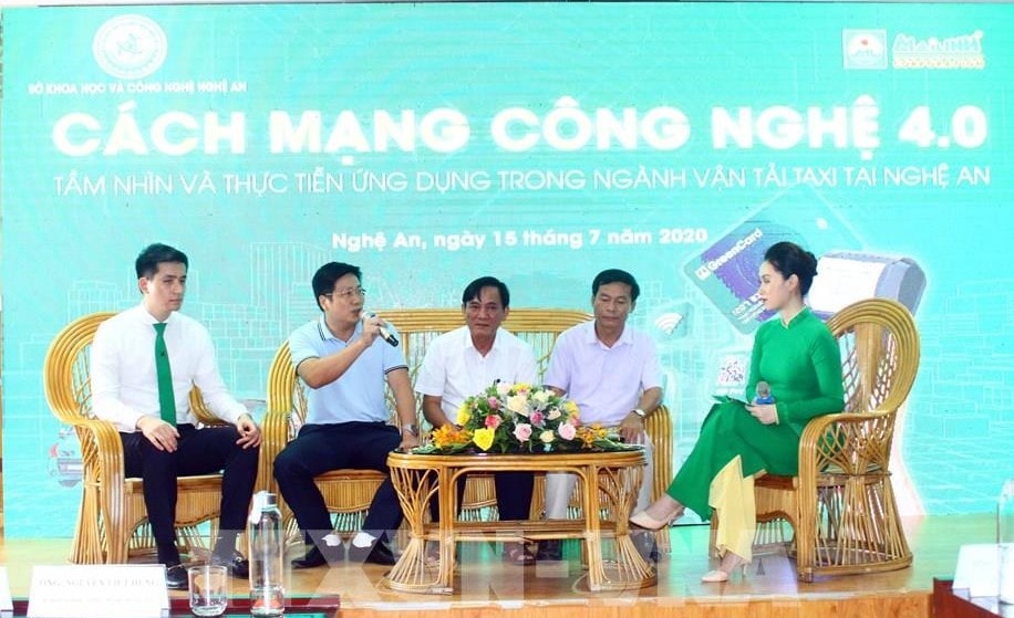 Các đại biểu tọa đàm, trả lời các câu hỏi thắc, đưa ra những góc nhìn đa chiều và các ý kiến đóng góp để góp phần thúc đẩy ứng dụng công nghệ vào thực tiễn, trong đó có ngành vận tải hành khách Nghệ An ngày một hoàn thiện hơn