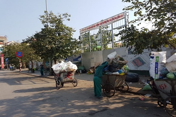 Trước mặt dự án trở thành điểm tập kết rác gây ô nhiễm và mấy mỹ quan đô thị