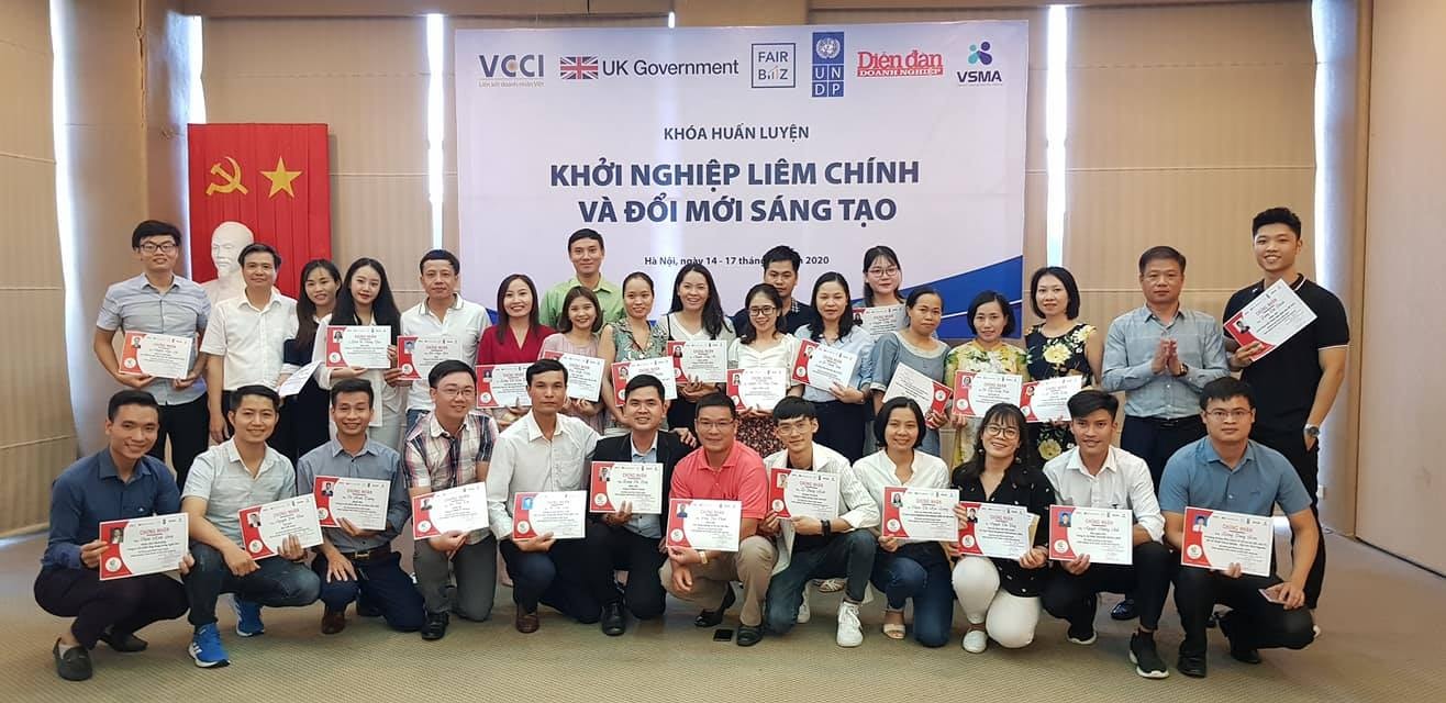 Các học viên nhận chứng chỉ sau khi kết thúc khóa học