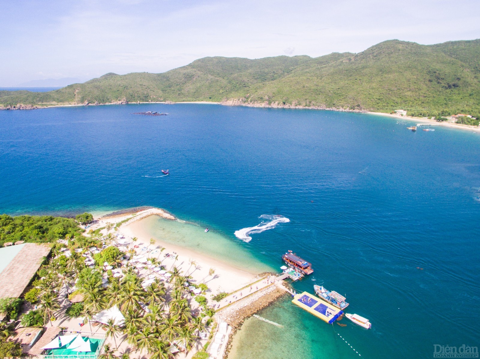 Chỉ mất 20 phút đi cano siêu tốc bạn đã đặt chân đến Fun Island, hòn đảo sở hữu vẻ đẹp hoang sơ, “mỹ miều” và chắc chắn làm thỏa mãn đam mê trải nghiệm của mọi du khách, đặc biệt là hội bạn trẻ ưa dịch chuyển...