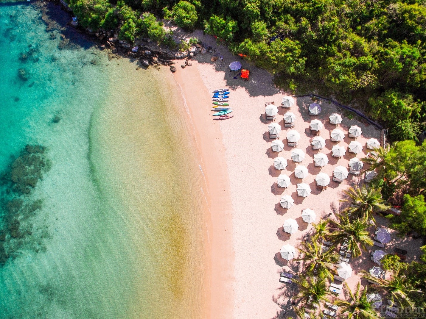 Ở Fun Island (Vịnh Đầm Bấy), bạn có một ngày tuyệt vời trên hòn đảo đẹp như Maldives của Nha Trang cùng các góc check - in đẹp độc đáo, ảo diệu nhất với những tán cây rợp bóng mát cùng tiếng sóng vỗ về và nước biển xanh trong mát. Từ trên cao nhìn xuống, Fun Island không khác gì Maldives phiên bản Việt ít người biết tới tại Nha Trang.