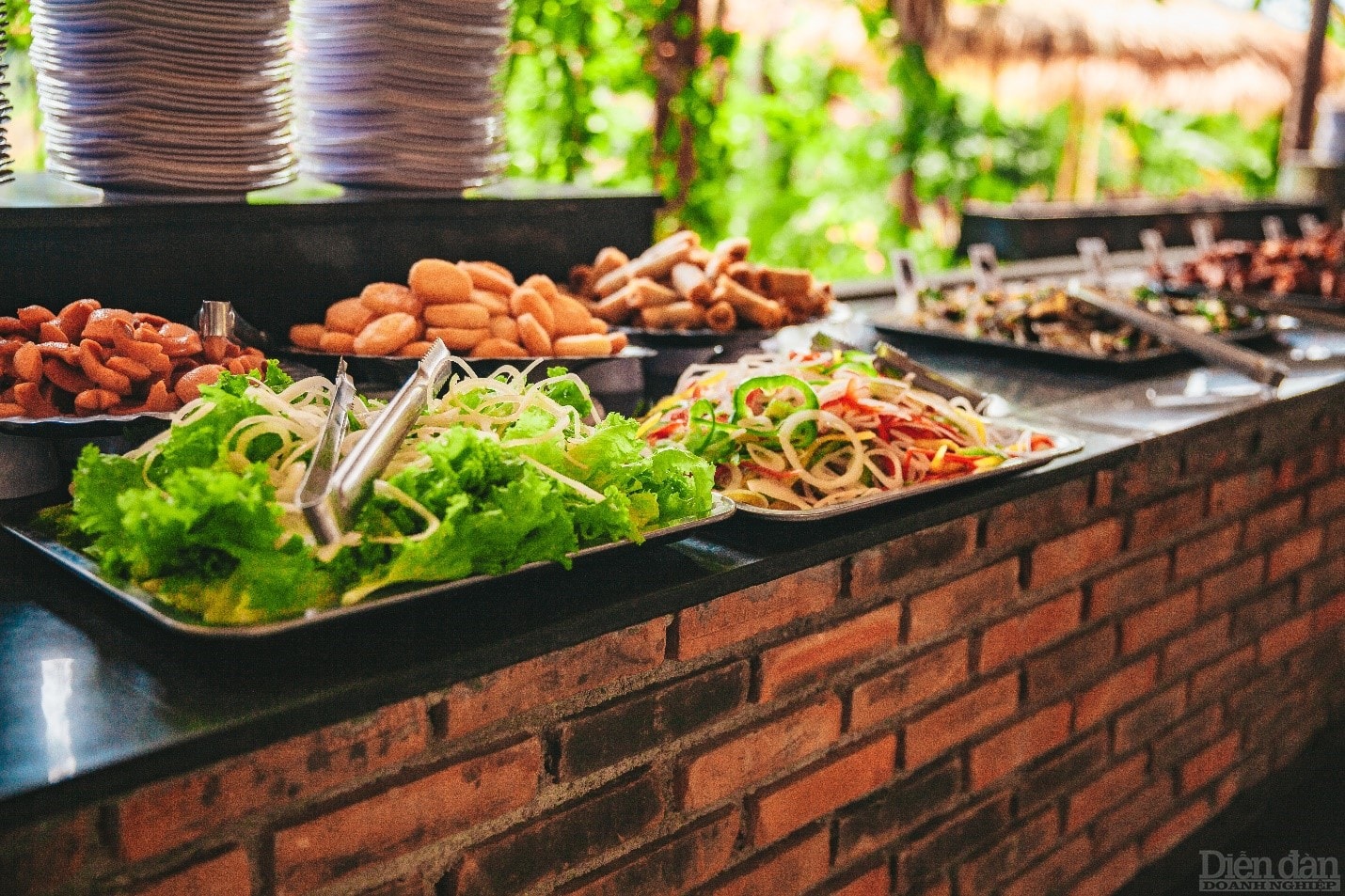 Ẩm thực phong phú với thực đơn buổi trưa với hơn 50 món ngon tự chọn, mang phong cách Á -p/Âu được chế biến bởi những đầu bếp hàng đầu tại các resort cao cấp của thành phố biển Nha Trang.