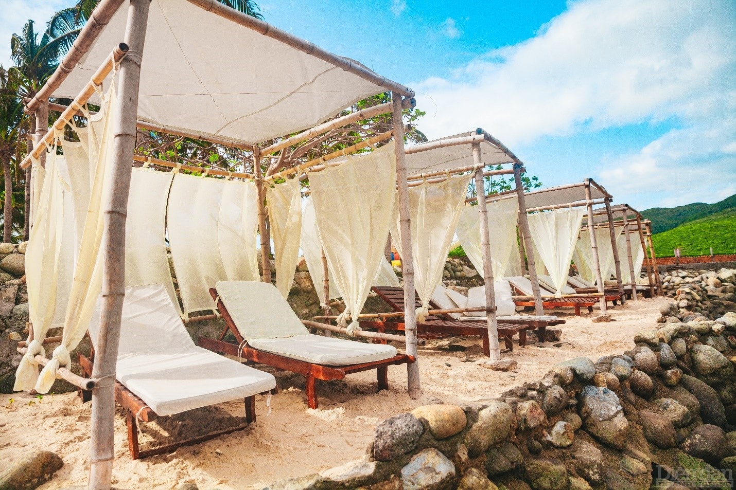 Một góc check- in đẹp hơn cả Maldives với hàng loạt dịch vụ chờ đón bạn trải nghiệm miễn phí như: ghế nằm, dù, khăn tắm, nước ngọt…