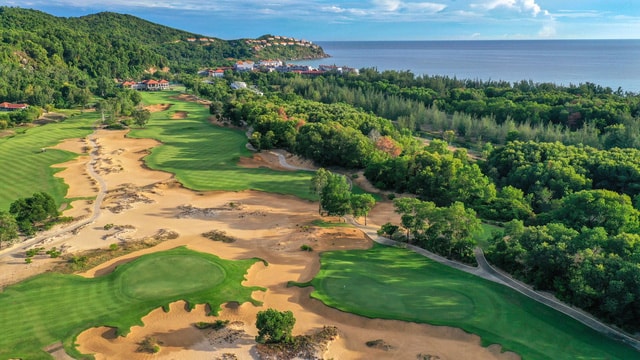 Toàn cảnh Laguna Golf Lang Co nhìn từ trên cao.