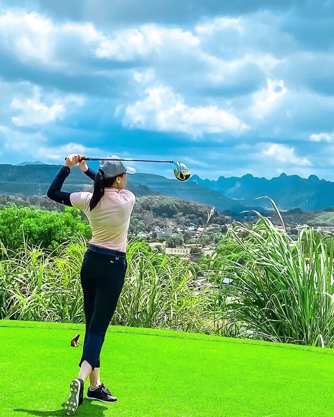 BTV Mai Ngọc chơi golf tại FLC Golf Club Ha Long (Ảnh: @maingoc)