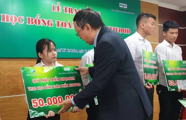 Ông Trương Hùng, Phó Chủ tịch HĐQT NutiFoodtrao học bổng cho các em sinh viên