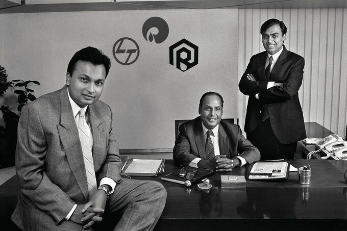 Anil (trái) và Mukesh (phải) cùng cha Dhirubhai Ambani vào năm1986. Ảnh: Trunk Archive