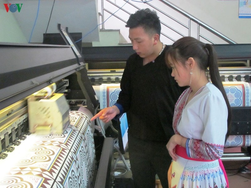 Lảo A Củ hướng dẫn nhân viên công ty các bước tạo nên sản phẩm chất lượng.
