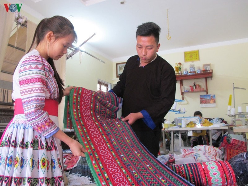 Vải thổ cẩm của Công ty được nhiều khách hàng ưa chuộng bởi màu sắc và họa tiết rất đẹp.