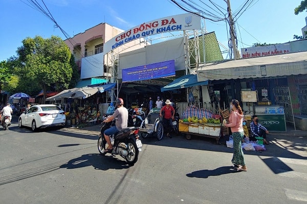 Chợ Đống Đa, nơi bệnh nhân 418 làm việc, các tiểu thương, người đi chợ tuân thủ đeo khẩu trang.