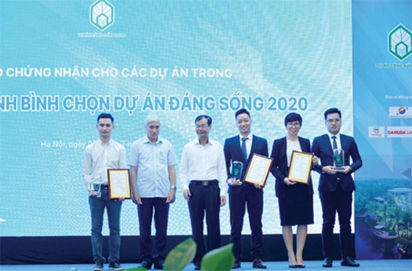 Đại diện các doanh nghiệp nhận chứng nhận DỰ ÁN XANH.