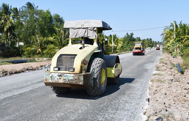 Thi công đường liên huyện Châu Thành - Giồng Trôm - Ba Tri.