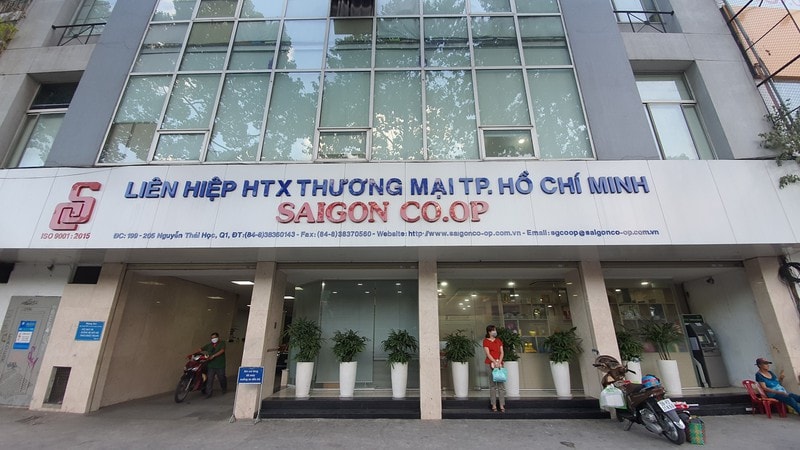 Saigon Co.op thành lập năm 1989 theo quyết định của UBND TP HCM với tên gọi Liên hiệp Hợp tác xã Mua bán thành phố. Đến năm 1998, đơn vị này đổi tên thành Liên hiệp Hợp tác xã thương mại TP HCM với 20 hợp tác xã thành viên.