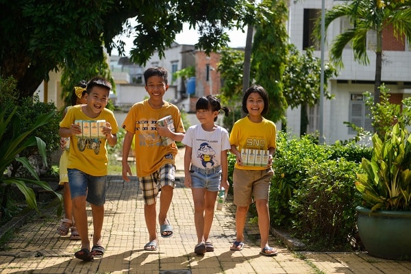 Không riêng gì Trang mà nhiều bạn nhỏ khác cũng hân hoan khi nhận sữa từ chương trình Quỹ sữa “Vươn cao Việt Nam” và Công ty Vinamilk.