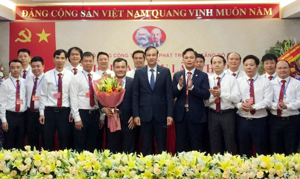 Phó Bí thư Thành ủy Hà Nội Đào Đức Toàn tặng hoa chúc mừng Ban Chấp hành nhiệm kỳ 2020-2025.