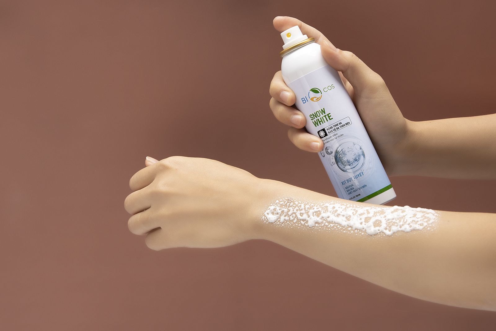 Hiệu ứng bọt tuyết giúp dưỡng chất thấm nhanh mang đến cảm giác mát lạnh, dễ chịu lan tỏa trên da.
